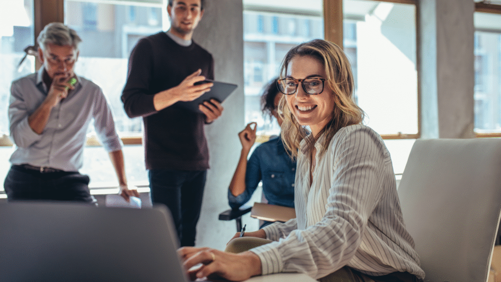 Emprendedores entusiastas listos para implementar estrategias digitales y hacer crecer sus negocios
